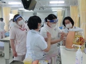 看護技術演習の様子5_藍野大学_梅花女子大学.jpg