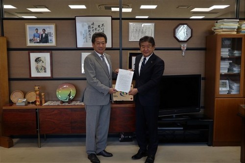 東近江市長表敬訪問の様子のサムネール画像のサムネール画像のサムネール画像