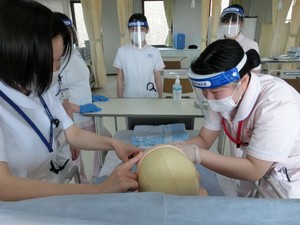 看護技術演習の様子6_藍野大学_梅花女子大学.jpg